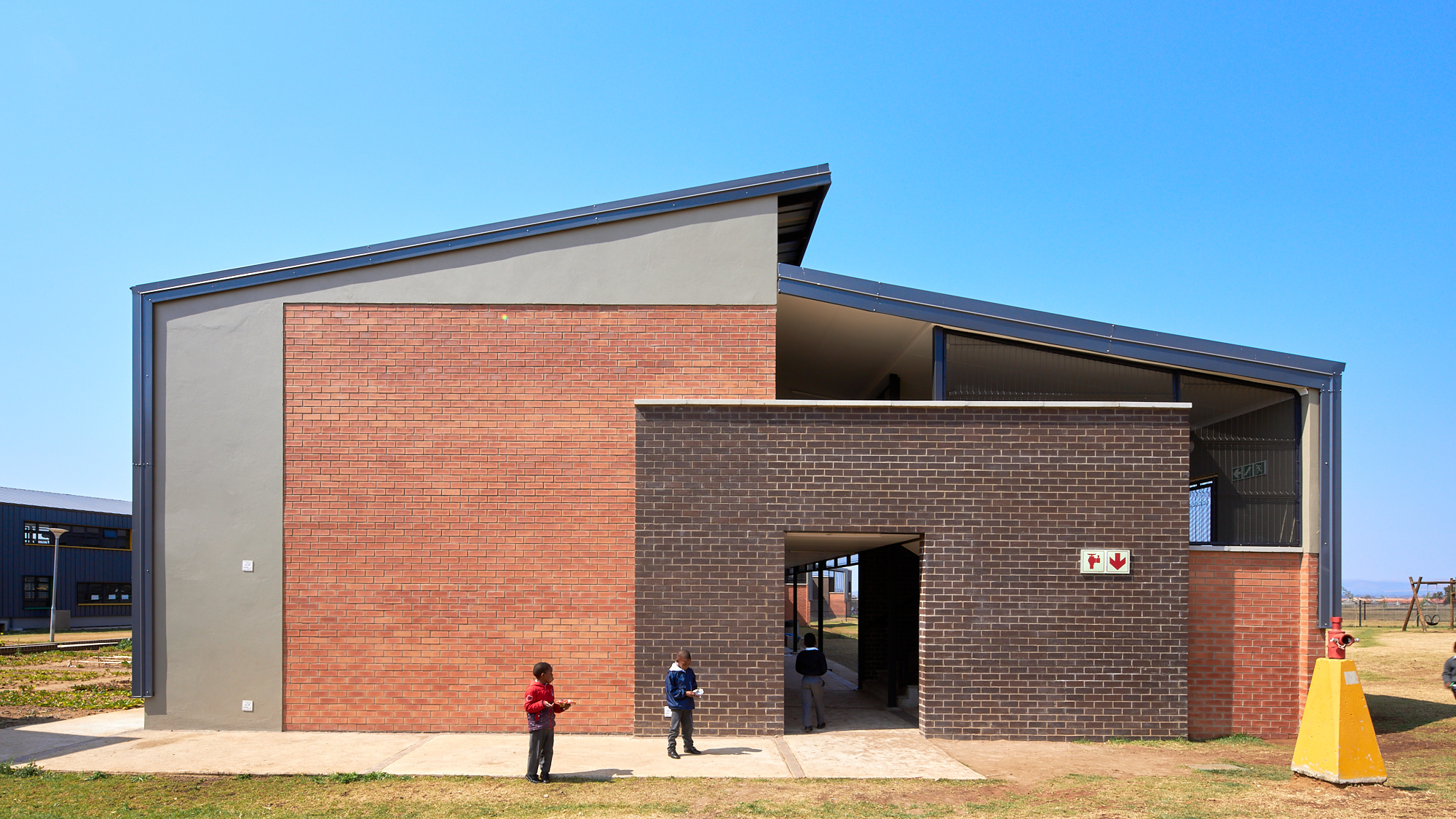 Corobrik Ruby Light & Onyx Satin face bricks and Nutmeg Pavers used for Waterkloof Hills School_Olivehill Architects