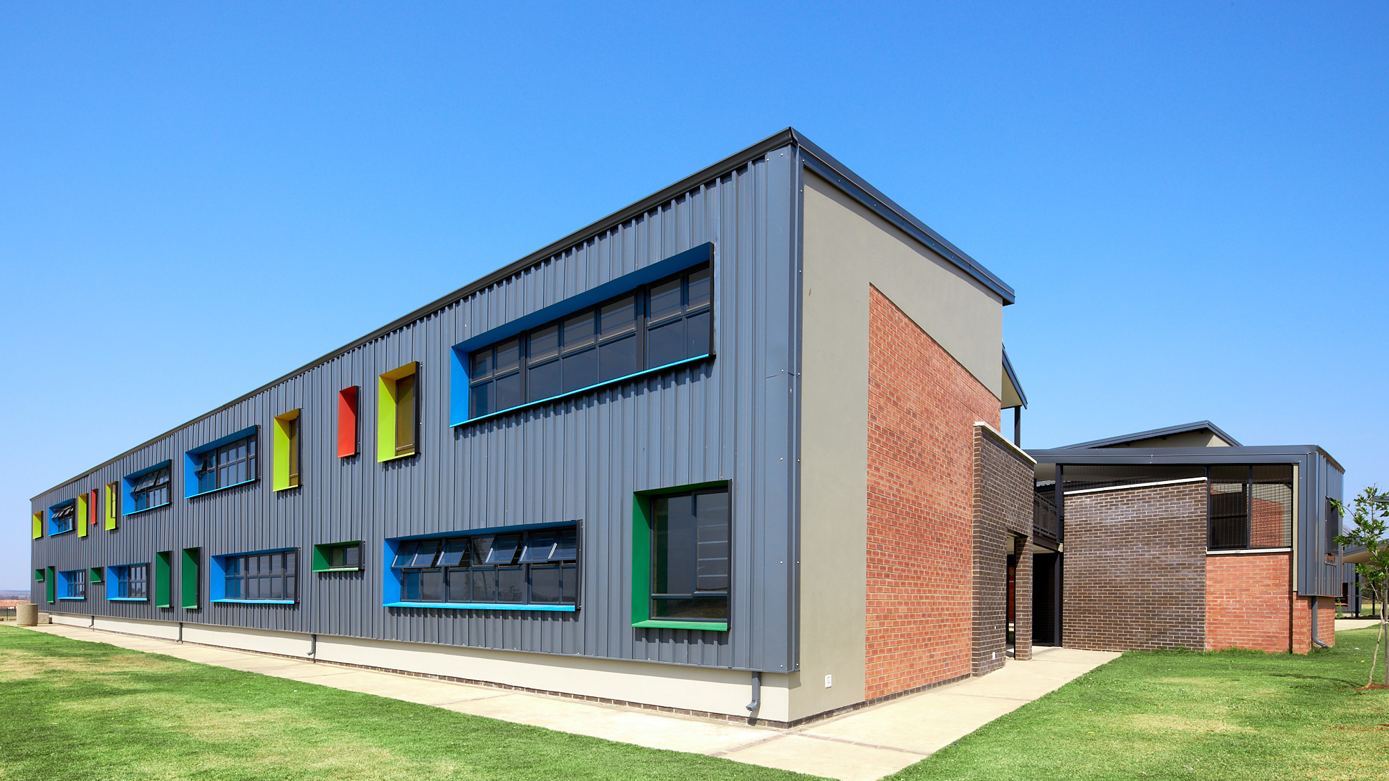 Corobrik Ruby Light & Onyx Satin face bricks and Nutmeg Pavers used for Waterkloof Hills School_Olivehill Architects