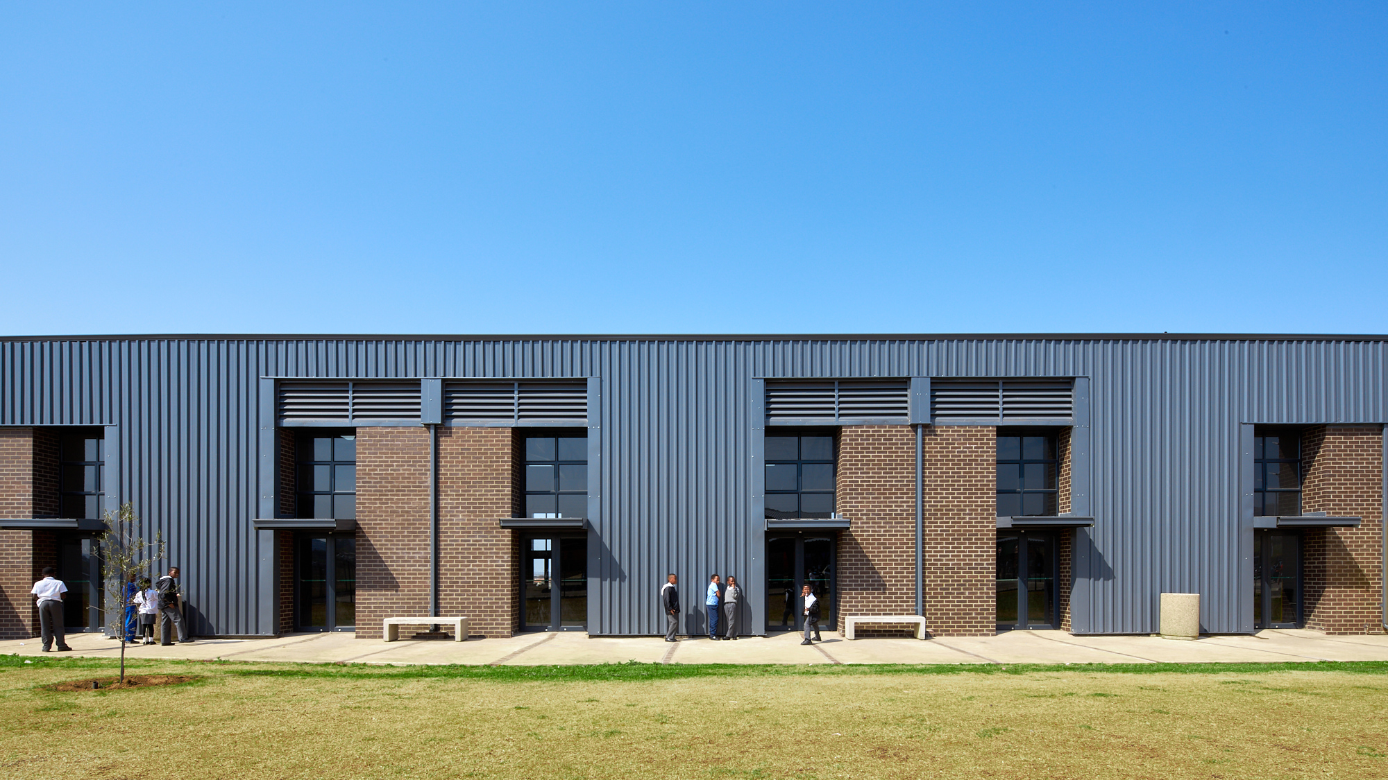 Corobrik Ruby Light & Onyx Satin face bricks and Nutmeg Pavers used for Waterkloof Hills School_Olivehill Architects